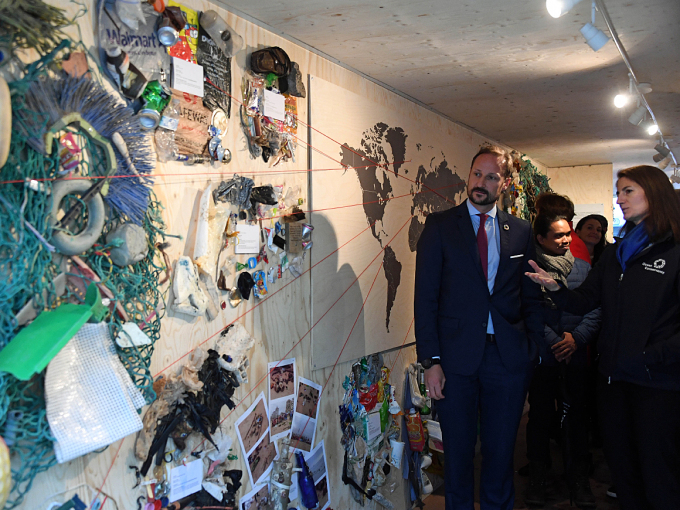 Crown Prince Haakon visits the exhibition in which marine litter from around the world has been brought to Oslo Central Station. Photo: Sven Gj. Gjeruldsen, The Royal Court.